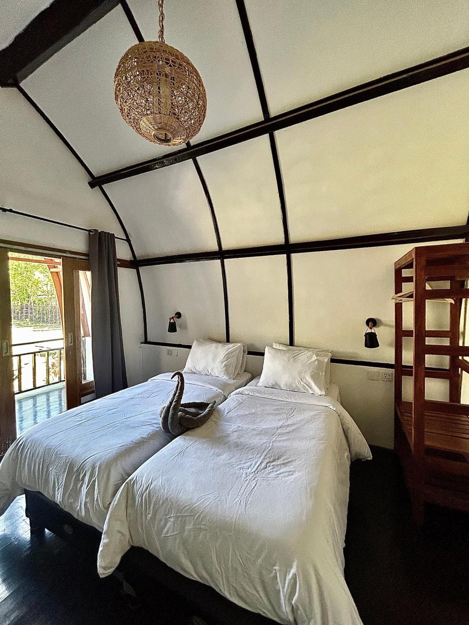 Damai Bungalows Maluk Exterior photo