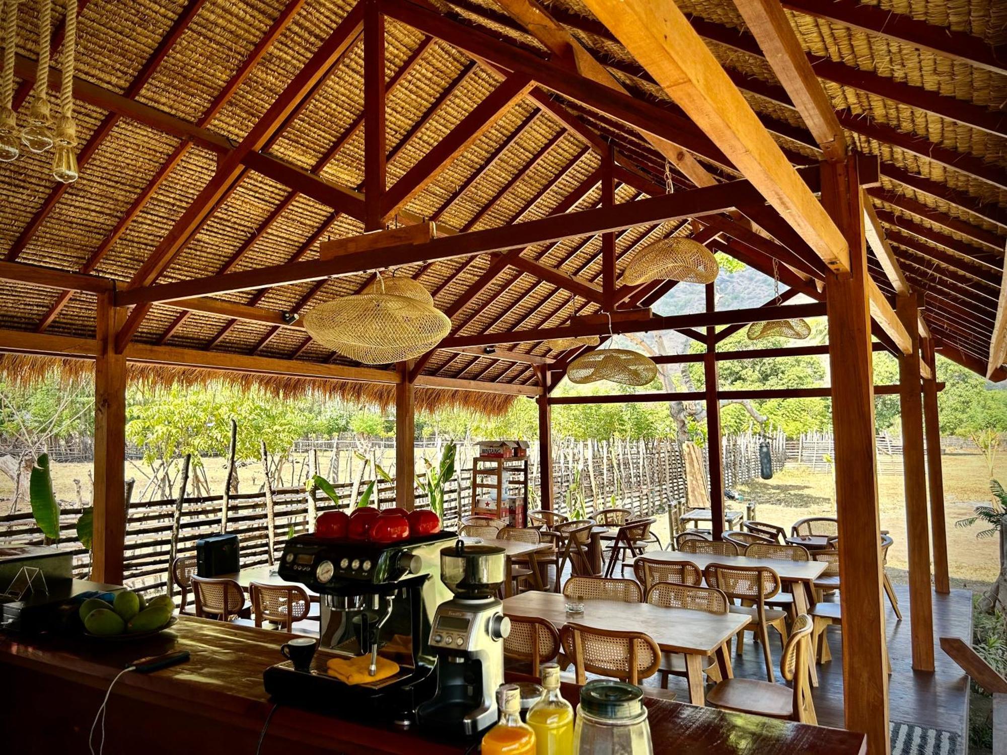Damai Bungalows Maluk Exterior photo